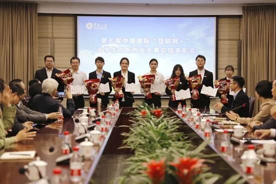 一群人在桌子边描述已自动生成