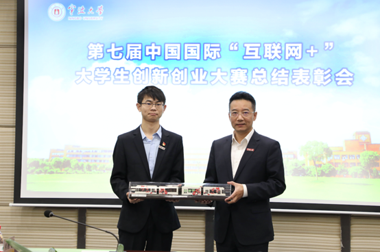 一群穿着西装笔挺的男子与配字描述已自动生成